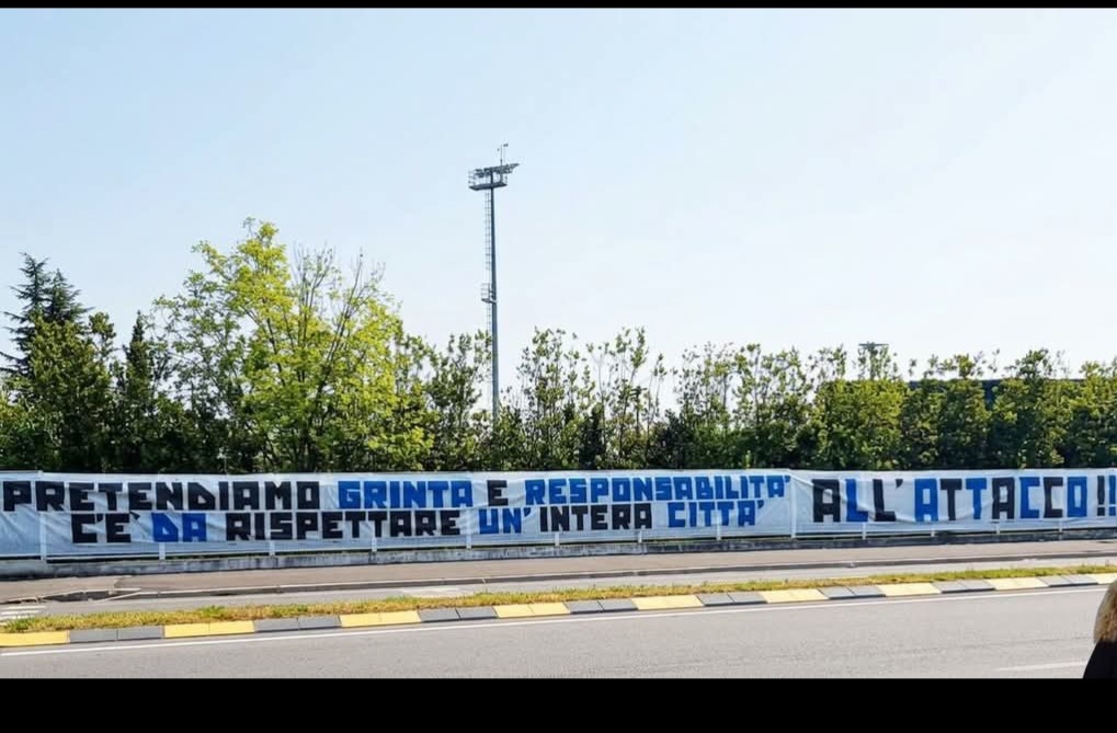 FOTO – Striscione degli ultras gruppo 1907 a Zingonia